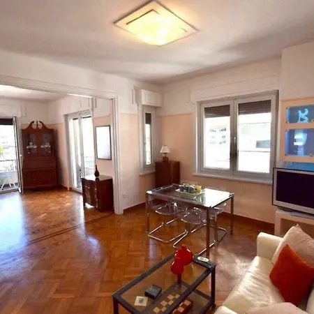 Spacious & Sunny Kolonaki 5 Mins Metro/acx3/1.5 Bt Apartamento Atenas