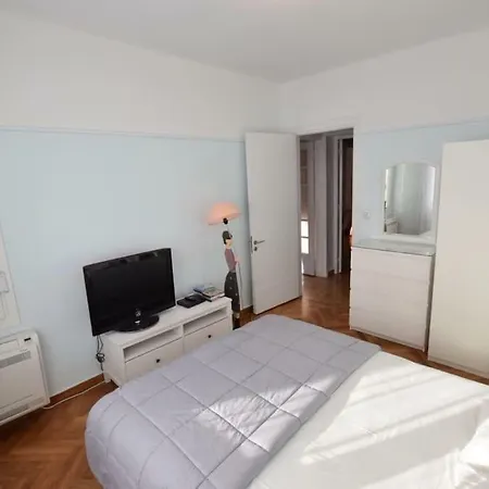 Spacious & Sunny Kolonaki 5 Mins Metro/acx3/1.5 Bt Apartment